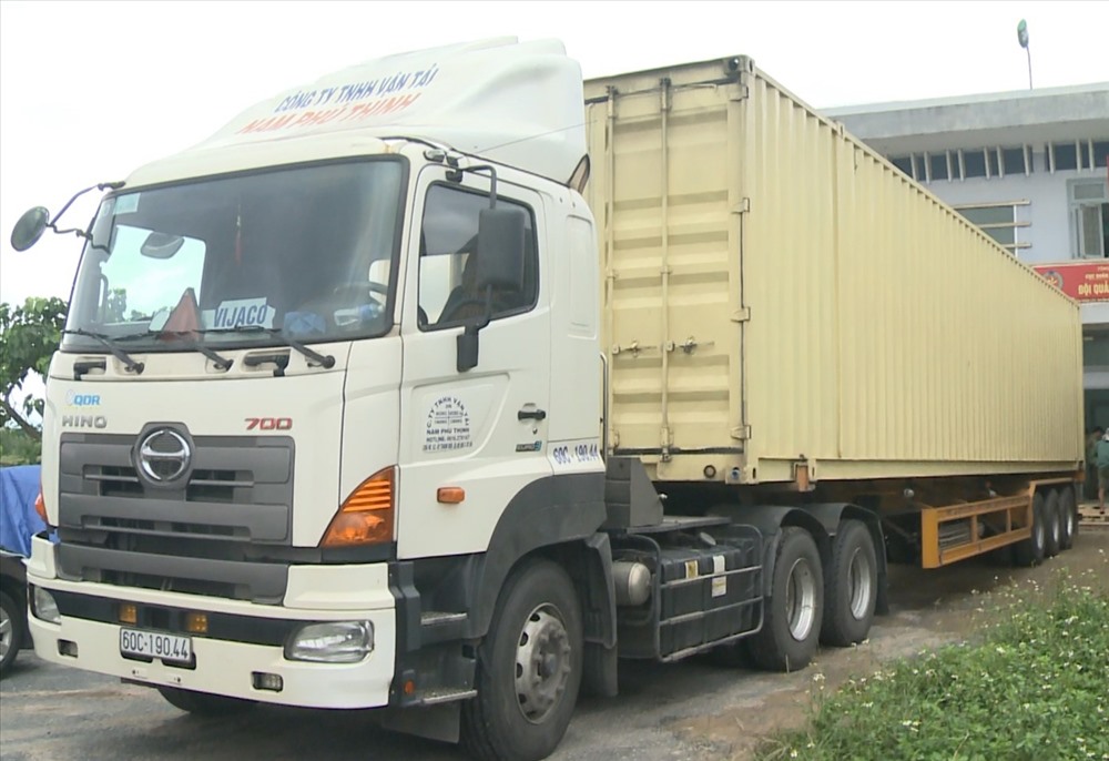 Xe ô tô đầu kéo bị phát hiện vận chuyển hàng lậu. Ảnh: LPL