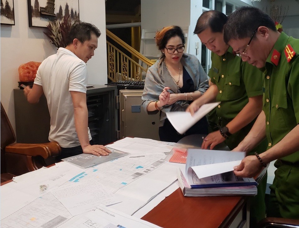 Cơ quan Công an thu giữ hồ sơ, tài liệu liên quan vụ án. Ảnh: CATPHCM