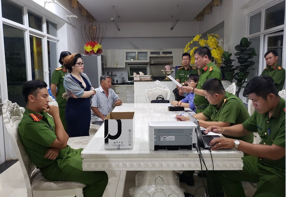 Cơ quan Công an đọc lệnh khởi tố bị can và thi hành lệnh bắt bà Nhung.