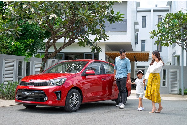 Soluto sở hữu lưới tản nhiệt hình mũi hổ đặc trưng của thương hiệu, đường viền mạ crôm nối liền hai cụm đèn pha.