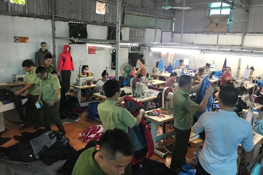 Xưởng sản xuất “nhái” The North Face thời điểm lực lượng chức năng ập đến kiểm tra. Ảnh: QLTT Hưng Yên