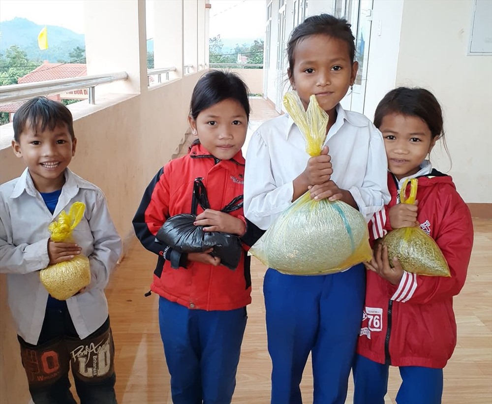 Mỗi em một bao gạo nếp của gia đình trồng được đem đến trường tặng giáo viên. Ảnh: GV.
