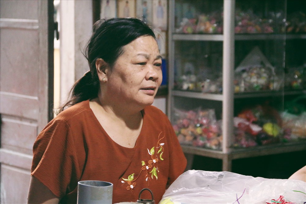 Cô Đoàn Thị Hoa vừa là giám đốc trung tâm, vừa nuôi nấng, chăm sóc các em khuyết tật trong vòng hơn 12 năm qua
