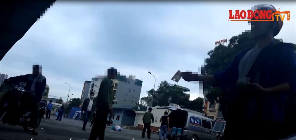 Các đối tượng thu tiền “bất chính” tại bến xe Yên Nghĩa. Ảnh cắt từ Clip