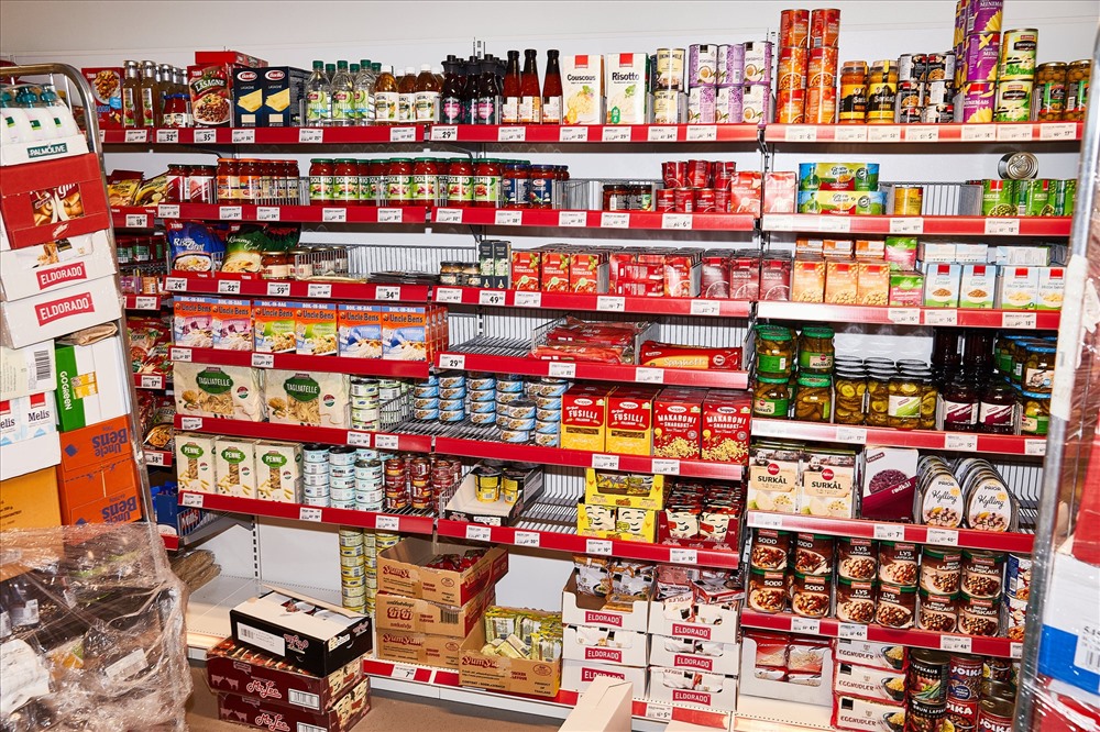 Thư viện, cửa hàng tạp hóa ở nhà tù Romerike. Ảnh: NYT.
