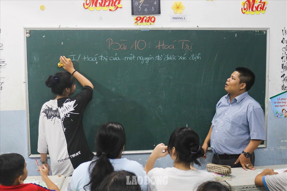 Lớp học tình thương với đủ mọi lứa tuổi giữa lòng TPHCM.