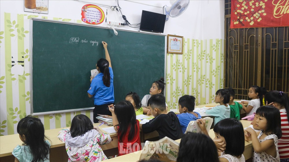 Lớp học tình thương ngày càng đông. Nhiều phụ huynh có con tự kỷ cũng cho con theo học lớp học đặc biệt này.