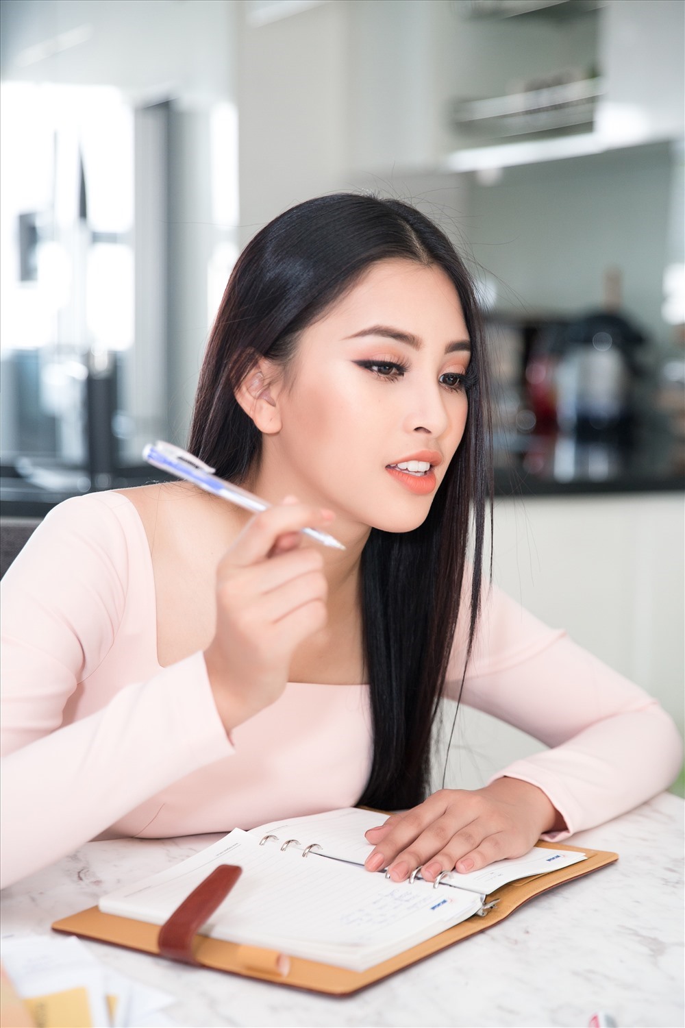 Hoa hậu Tiểu Vy luôn nhớ tới cô giáo dạy ôn thi môn Toán. Ảnh: TV.