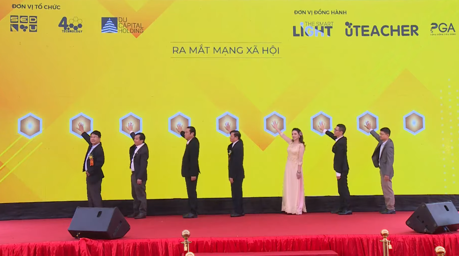 Các đại biểu thực hiện nghi thức ra mắt mạng xã hội. Ảnh: NH.