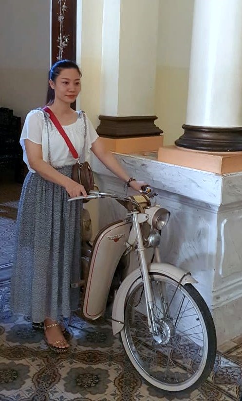 Du khách chụp ảnh bên những chiếc xe trong nhà Công tử Bạc Liêu (ảnh Nhật Hồ)