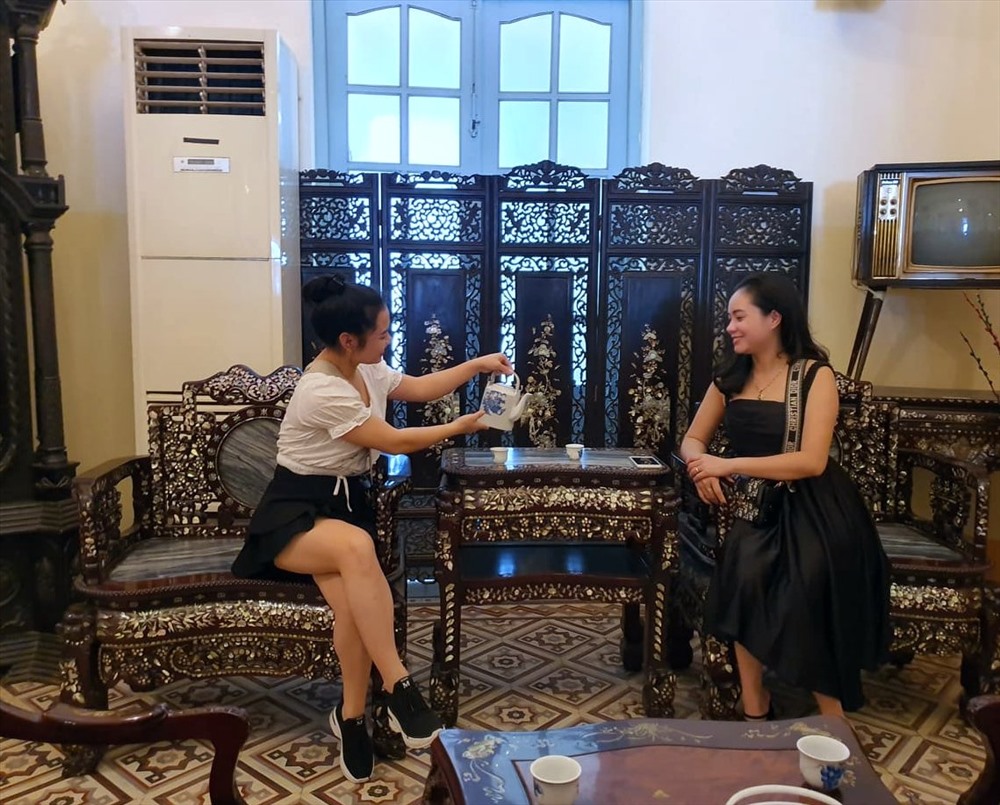 Du khách rất thích thú khi đóng giả người đẹp trong nhà Công tử Bạc Liêu (ảnh Nhật Hồ)