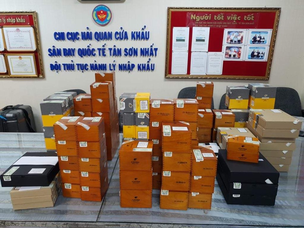 Hải quan Tân Sơn Nhất bắt giữ gần 2.500 điếu xì gà nhập khẩu trái phép - ảnh 1