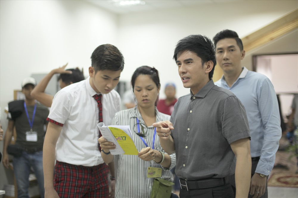 Đan Trường với vai diễn thầy giáo trong “Ngốc ơi tuổi 17“. Ảnh: NSX.