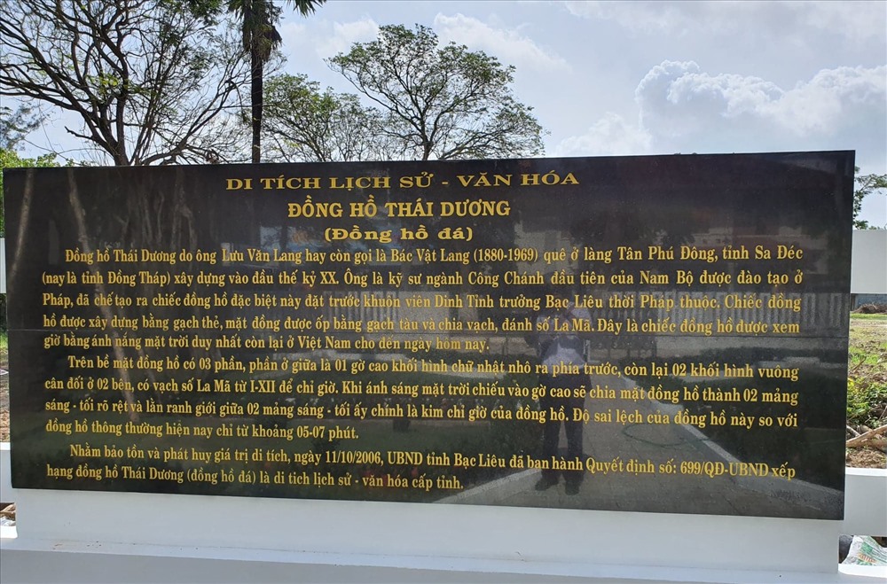Tấm biển để cho du khách tìm hiểu về chiếc đồng hồ độc nhất Việt Nam (ảnh Nhật Hồ)