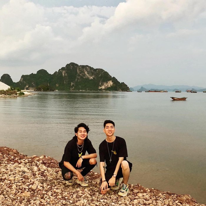 Cả hai diện đồ đôi từ áo phông đến giày thể thao.