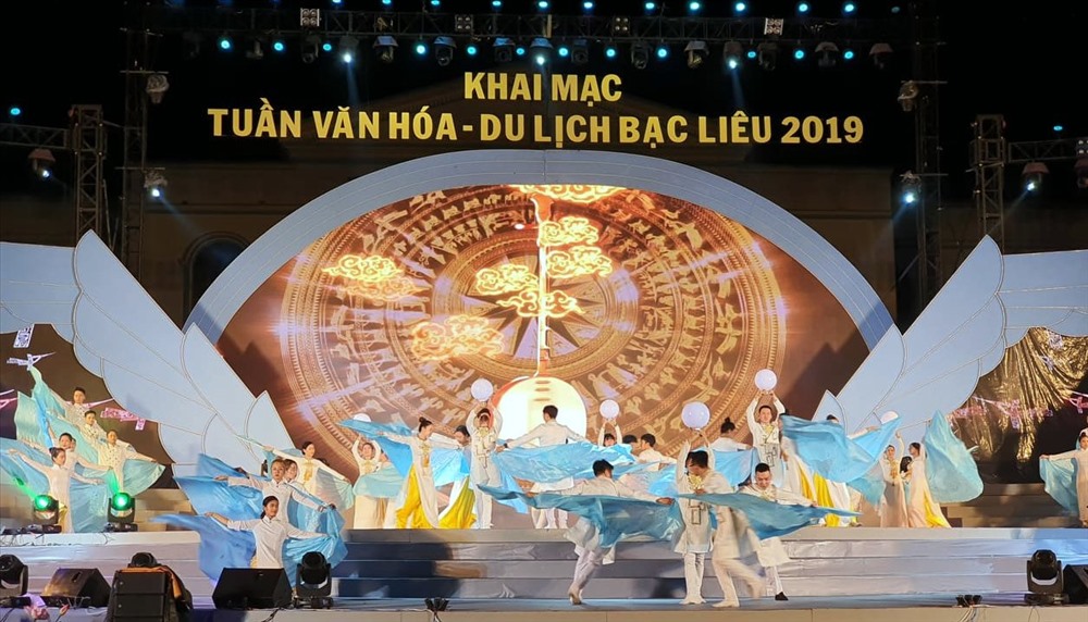 Lung linh sắc màu đêm khai mạc (ảnh Nhật Hồ)