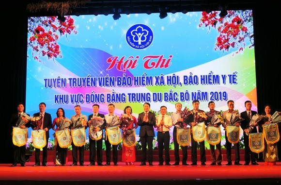 Lãnh đạo BHXH Việt Nam và Lãnh đạo TP.Hải Phòng trao cờ lưu niệm cho các đội thi.