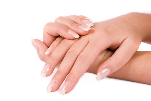 Móng tay những người thiếu vitamin thường mỏng, dễ gãy