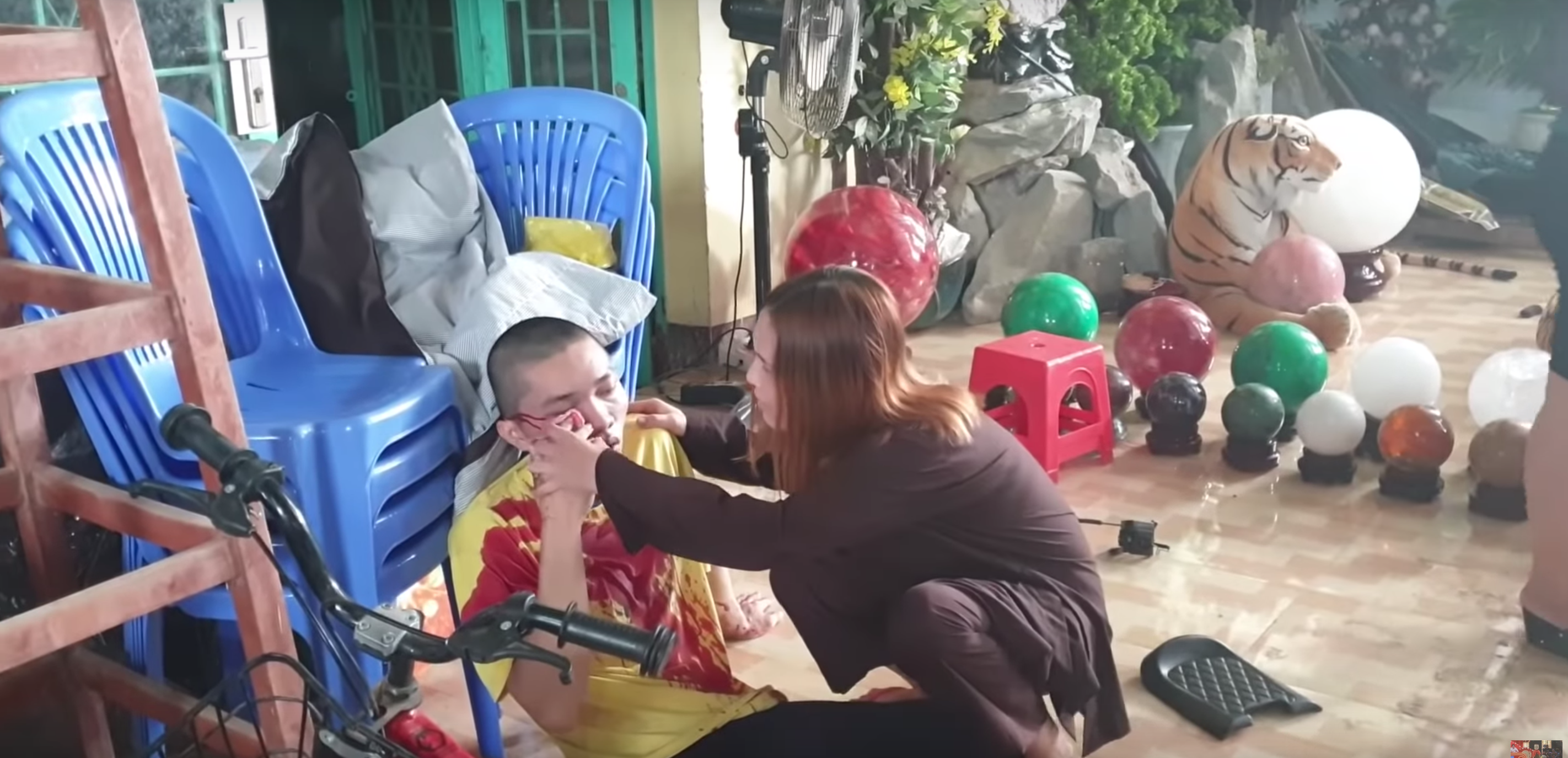 Vụ “đại náo” ngày 24.10 làm tịnh thất bị hư hỏng nhẹ và 1 người của tịnh thất bị thương nơi mặt. Ảnh: Chụp qua clip.