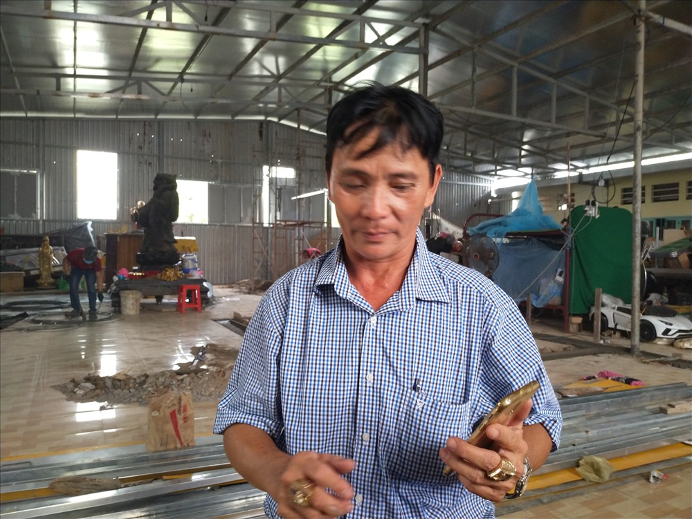 Ông Thành thường xuyên có mặt chỉ huy việc xây dựng lại tịnh thất. Ảnh: K.Q