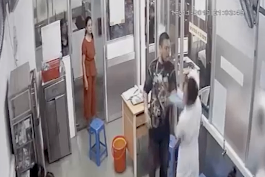 Vụ nữ điều dưỡng Bệnh viện Nhi Đồng 1 bị đánh: Tạm đình chỉ một nữ hộ sinh