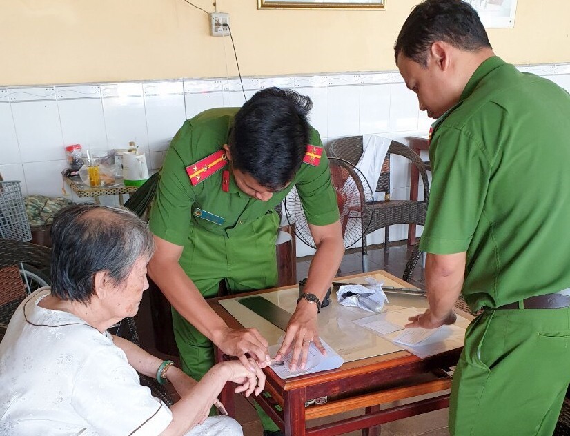 Đội Cảnh sát quản lý hành chính Công an thị xã Ngã Bảy hỗ trợ người dân làm thủ tục cấp giấy chứng minh nhân dân. Ảnh: SH.
