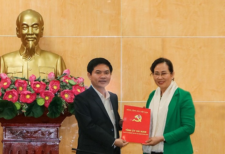 Bà Lê Thị Thủy trao quyết định cho ông Trương Quốc Huy.