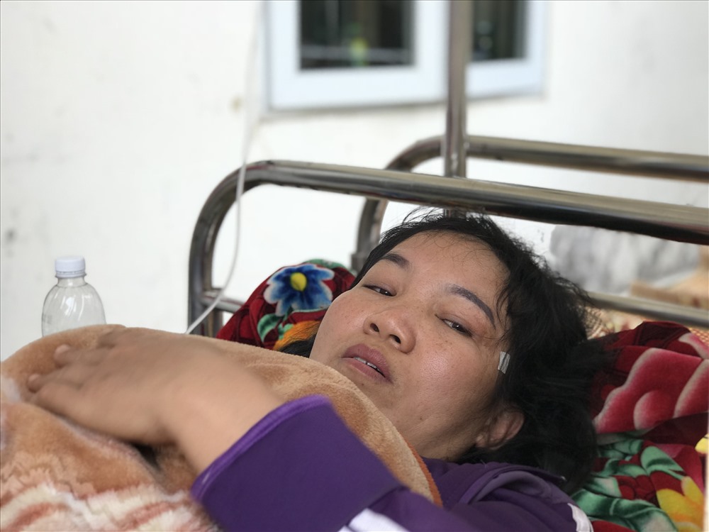 Nữ công nhân của công ty Giày Lập Thạch vừa được đưa vào cấp cứu trưa 21.11. Ảnh: T.L