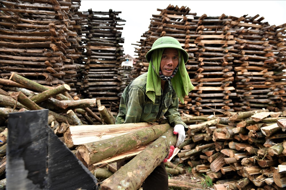 Xẻ gỗ để nung gốm.