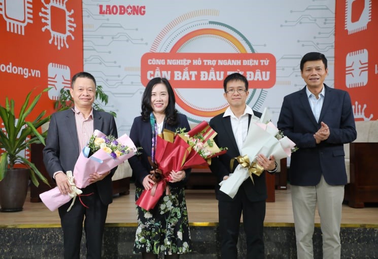 Tổng Biên tập Báo Lao Động Nguyễn Ngọc Hiển tặng hoa các khách mời tham dự buổi tọa đàm. Ảnh: Tô Thế