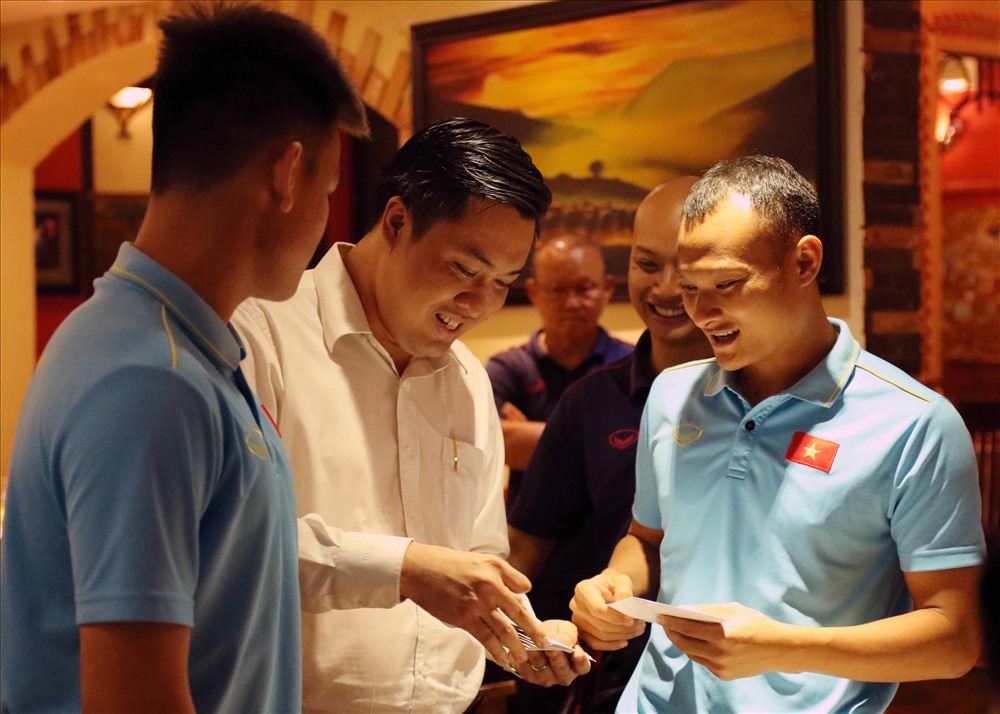 Phó chủ tịch VFF Cao Văn Chóng trao quà động viên cho tiền vệ Trọng Hoàng. Ảnh: VFF