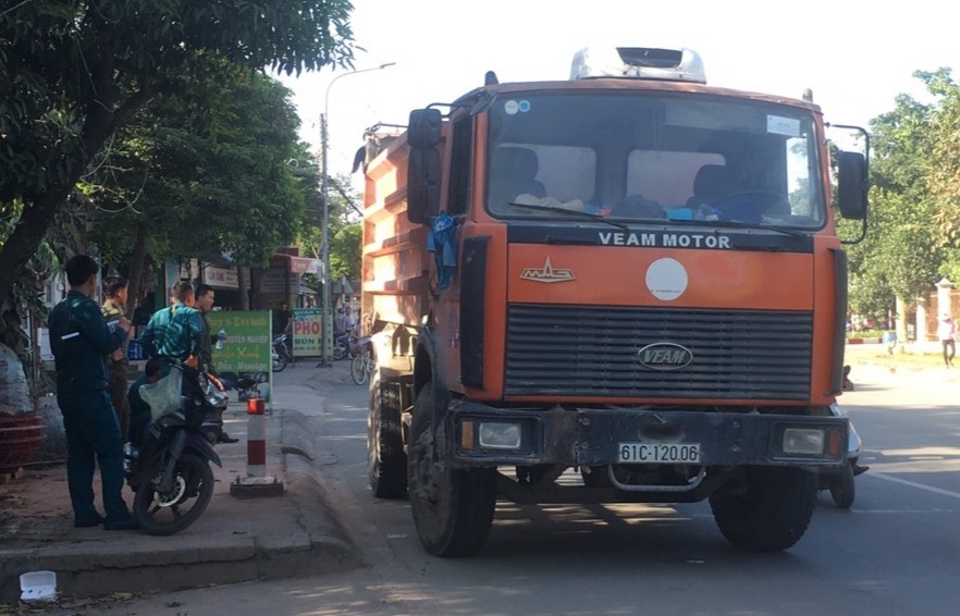 Xe ben lên quan đến vụ tai nạn. Ảnh: Phạm Diện