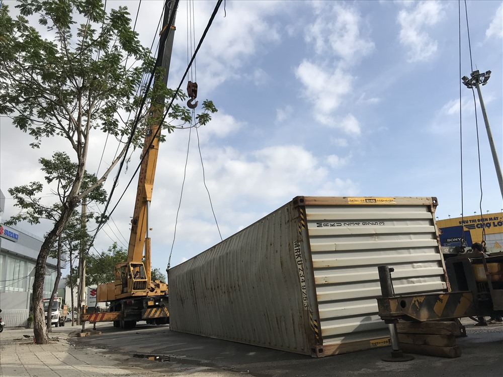 Sau hơn 30 phút, đơn vị cứu hộ đã dời thùng container đi. Ảnh: B.T