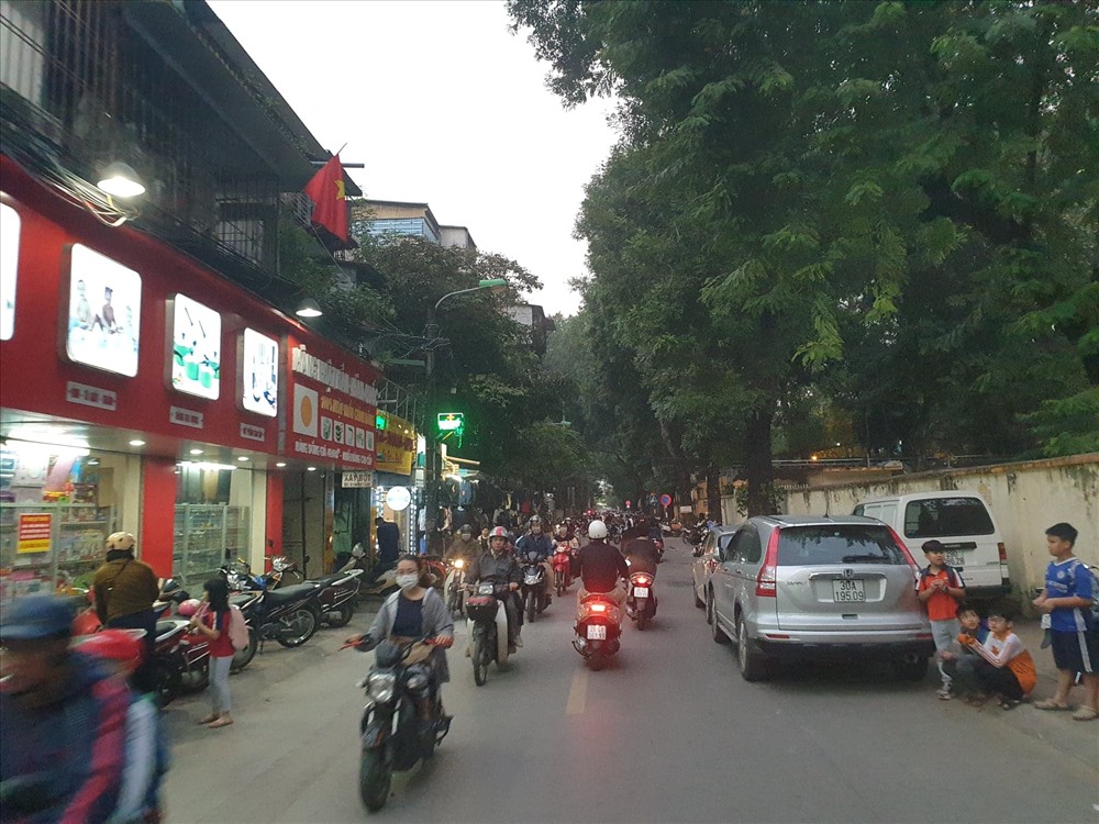 Đây là tuyến đường dẫn vào 3 trường học lớn trên địa bàn nên có rất đông mật độ người và phương tiện lưu thông. Ảnh: P.Đ