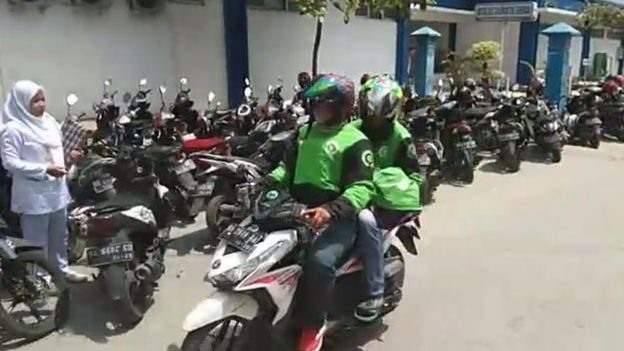 Thi thể Alif được nhóm xe ôm đưa đi. Ảnh: BBC.