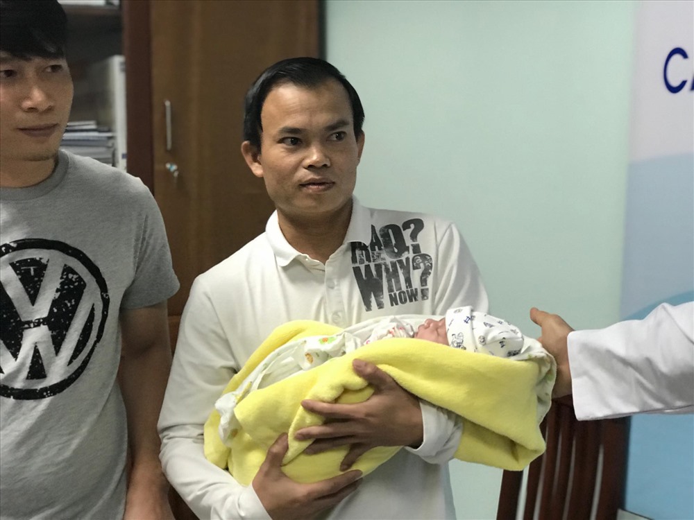 Gia đình cháu bé vui mừng đón cháu ra viện. Ảnh: Thùy Linh