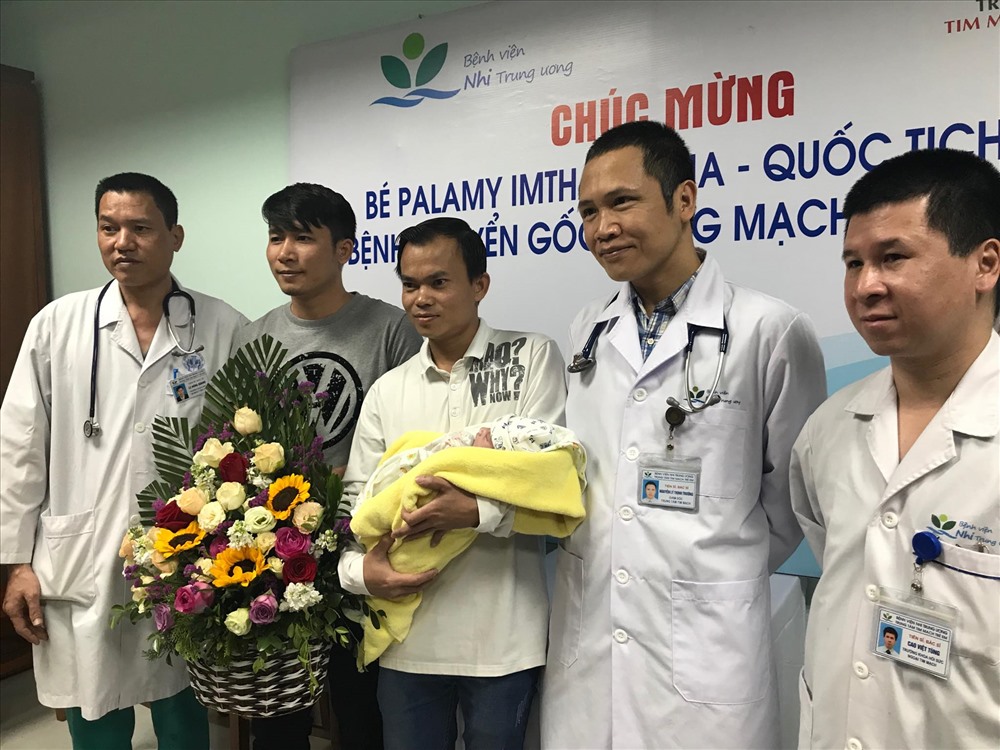 Gia đình bệnh nhi cảm ơn các y bác sĩ Việt Nam. Ảnh: Thùy Linh