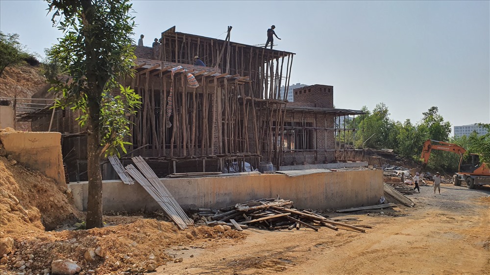Một ngôi nhà kiến cố 2 tầng hiện đang tạm dừng xây dựng khi cơ quan chức năng tiến hành ngăn chặn. Ảnh: T.N.D