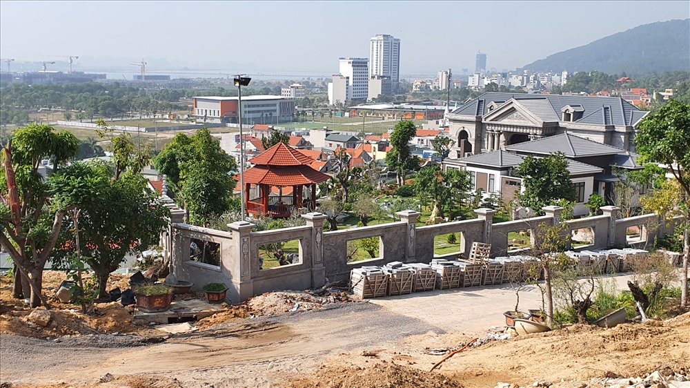 Căn nhà này được cho là đã hoàn chỉnh, nhưng lại thiếu các thủ tục cấp phép xây dựng. Ảnh: T.N.D