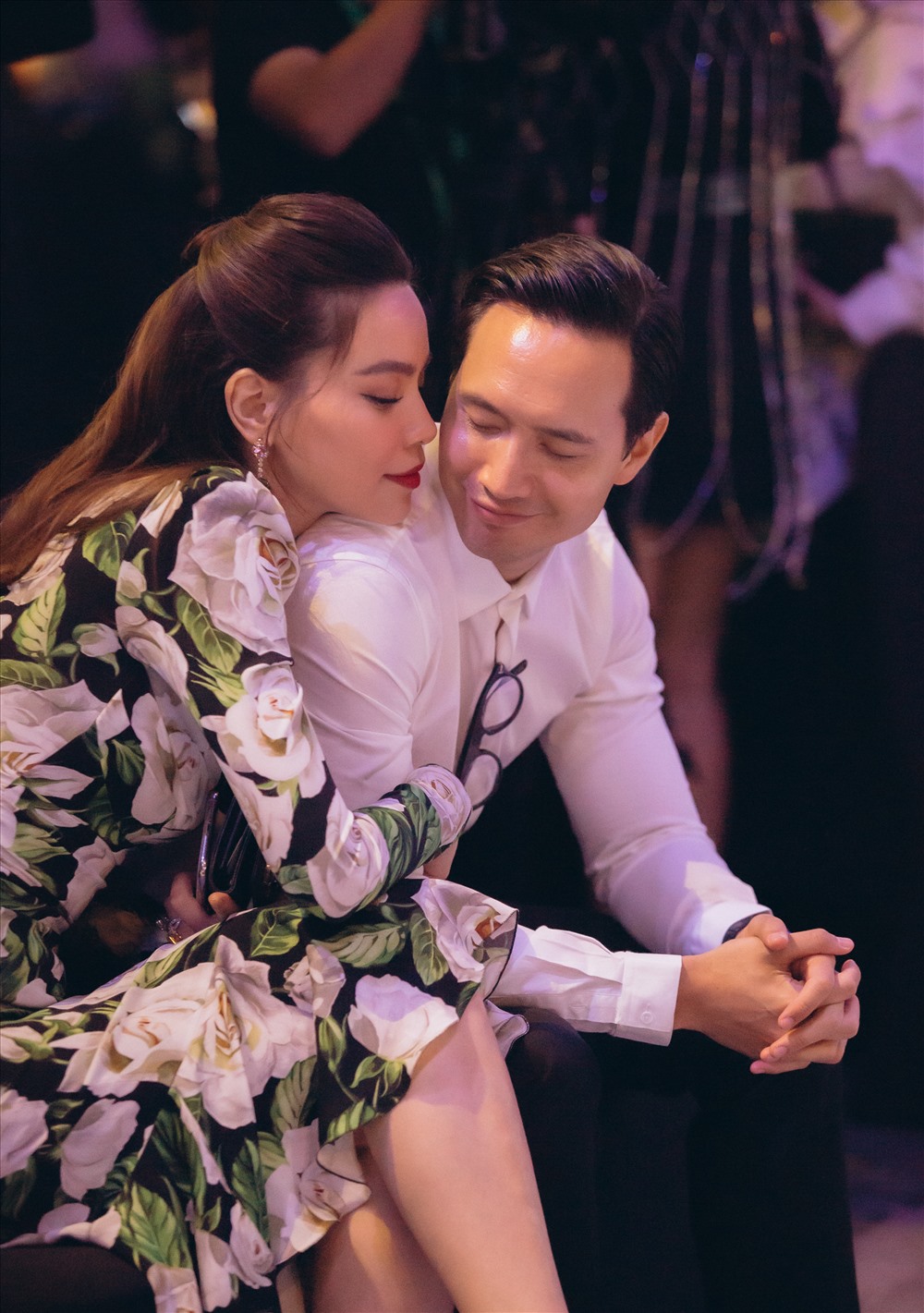 Hà Hồ - Kim Lý dành cho nhau nhiều cử chỉ thân mật. Ảnh:L'AMANT.
