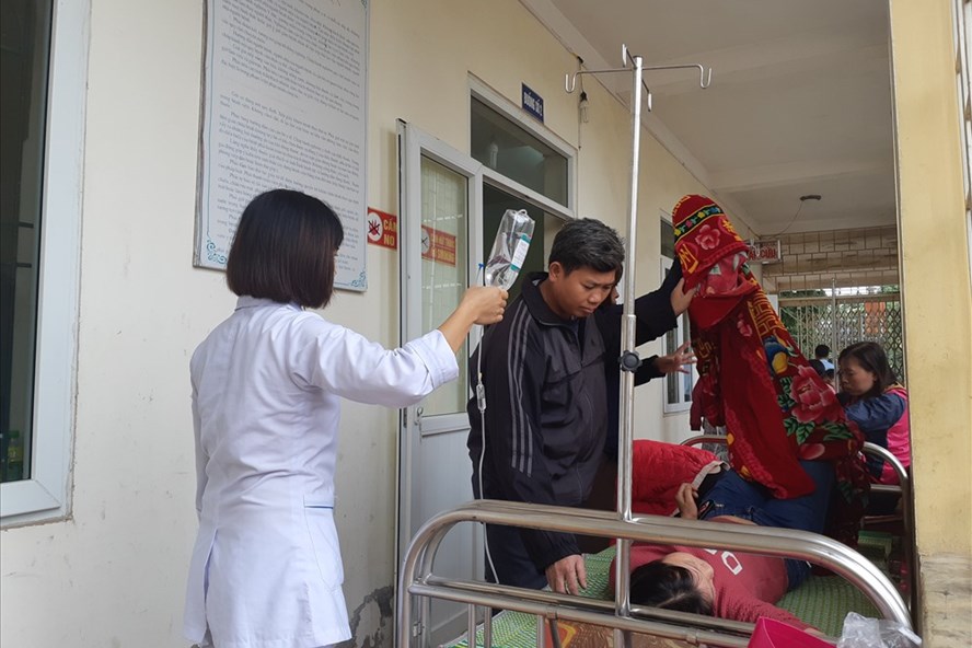 Má»t nữ công nhân bá» ngá» Äá»c khà Äang Äiá»u trá» tại Trung tâm y tế huyá»n Láºp Thạch. Ảnh: THUỲ LINH