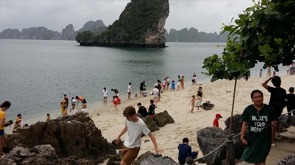 Biển xanh, cát trắng, nắng vàng nhưng du khách không được tắm dù giữa hè nắng nóng. Ảnh: Nguyễn Hùng