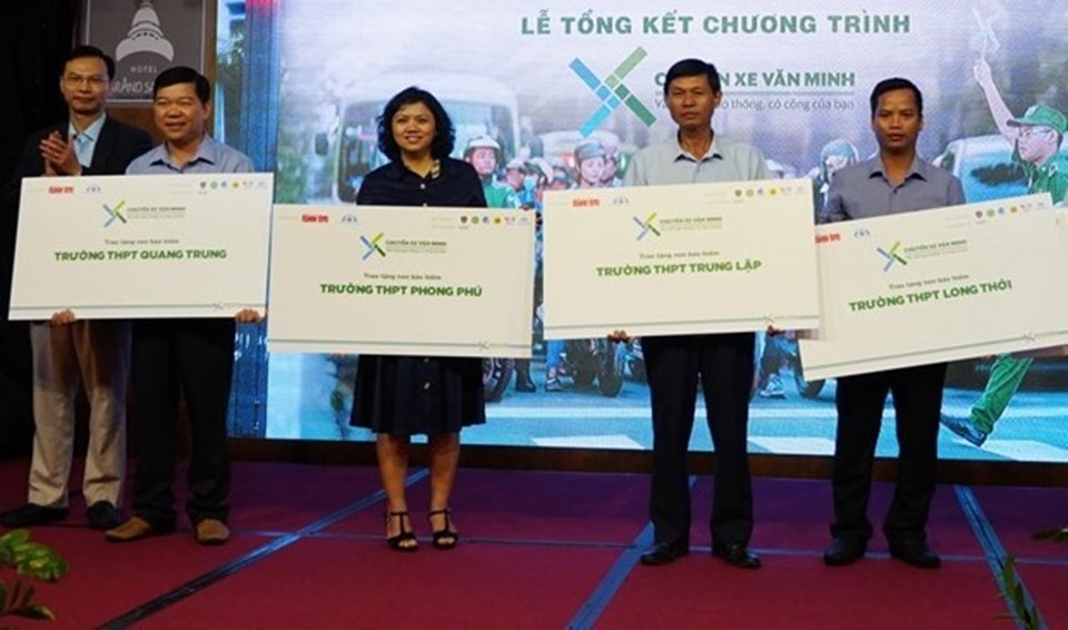 Ban tổ chức trao 5.000 nón bảo hiểm cho các trường THPT ở vùng ven TP.Hồ Chí Minh. Ảnh: M.Q Ban tổ chức trao 5.000 nón bảo hiểm cho các trường THPT ở vùng ven TP.Hồ Chí Minh. Ảnh: M.Q