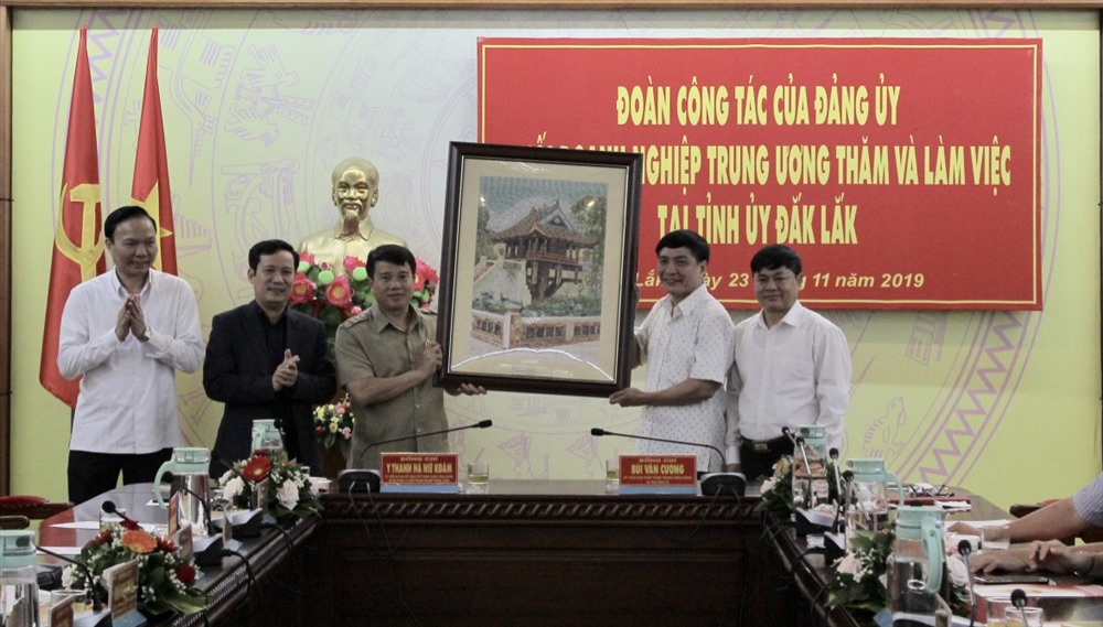Đảng ủy Khối Doanh nghiệp Trung ương trao tặng quà lưu niệm đến Tỉnh ủy Đắk Lắk.Ảnh: HL
