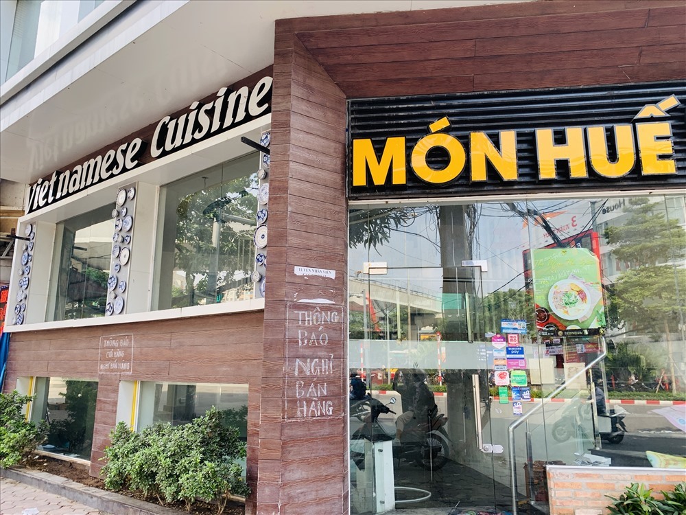 Hàng loạt của hàng Món Huế ở Hà Nội như Trần Thái Tông, Hoàng Đạo Thúy, Thái Hà, Láng Hạ, Văn Miếu, Bà Triệu, Trần Duy Hưng... đã âm thầm đóng cửa. Ảnh Laodong.vn