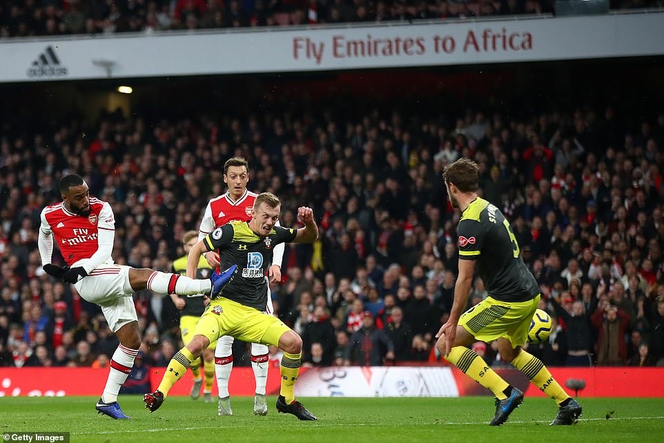 Lacazette (ngoài cùng bên trái) mang về bàn gỡ 1-1 cho Arsenal. Ảnh: Getty Images
