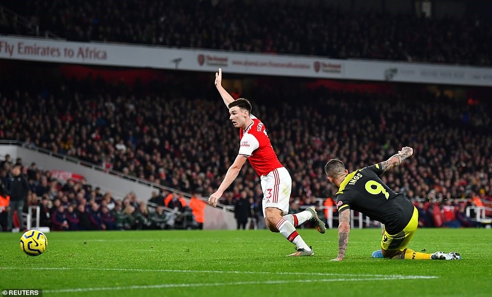 Tierney (áo đỏ trắng) khiến Arsenal phải chịu quả phạt đền dẫn tới bàn thua thứ hai. Ảnh: Reuters.