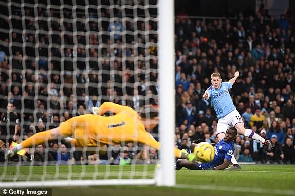 Khoảnh khắc làm bàn của De Bruyne và Mahrez. Ảnh: Getty.