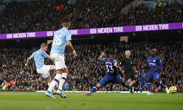 Khoảnh khắc làm bàn của De Bruyne và Mahrez. Ảnh: Getty.