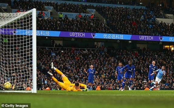 Khoảnh khắc làm bàn của De Bruyne và Mahrez. Ảnh: Getty.